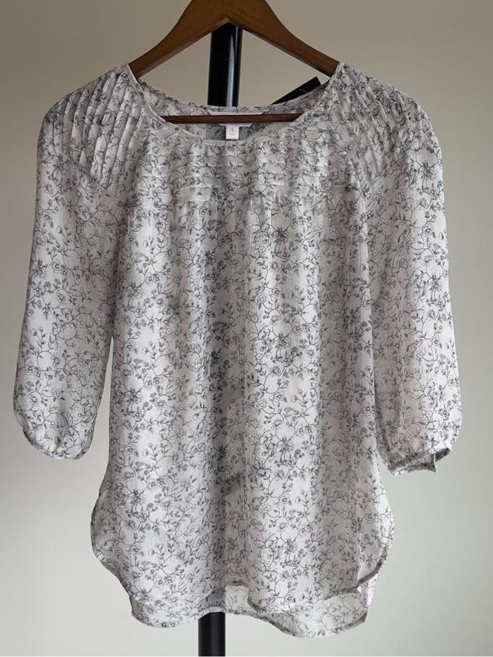 LC Lauren Conrad Grey Floral Pintuck Pleat 3/4 Sleeve Blouse